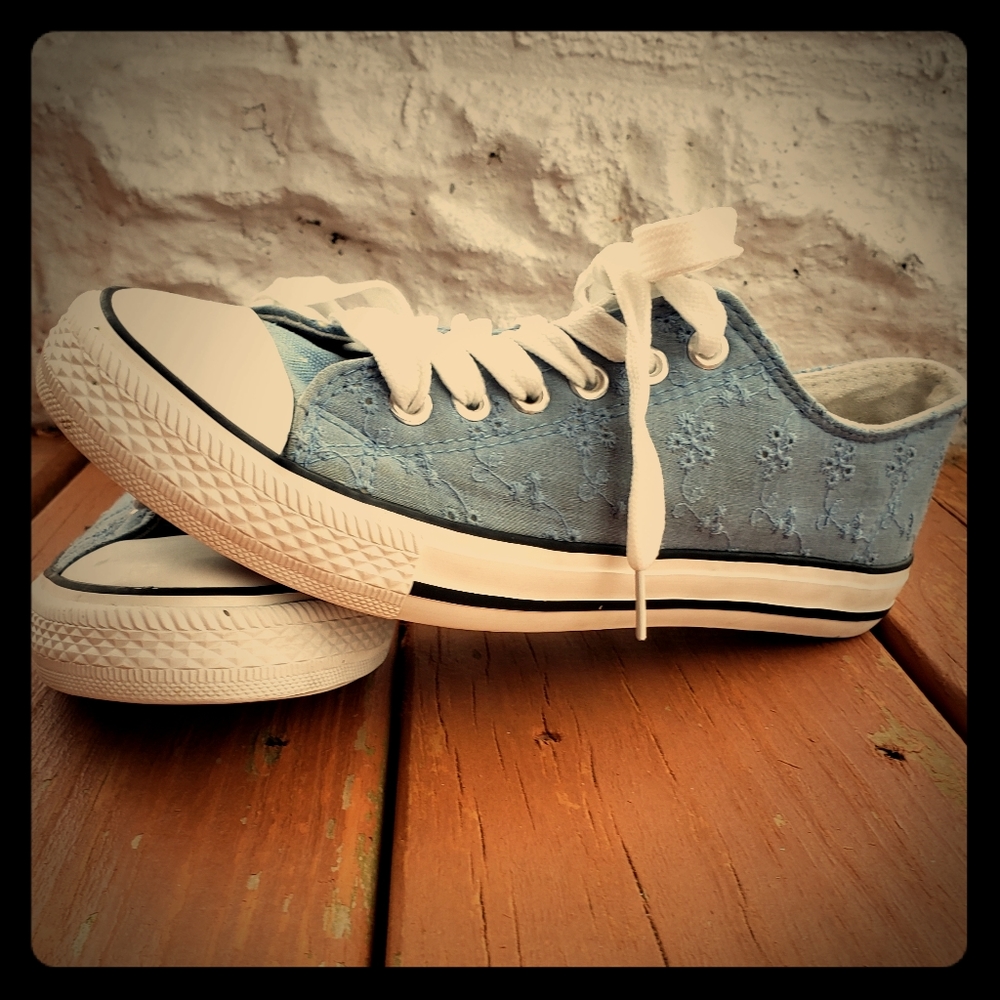 4/$20 Converse all star style shoes sz 7